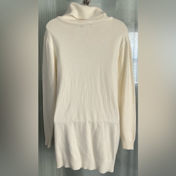 Snowflake New York Cream Color Turtleneck Tunic Sweater - Picture 3 of 10